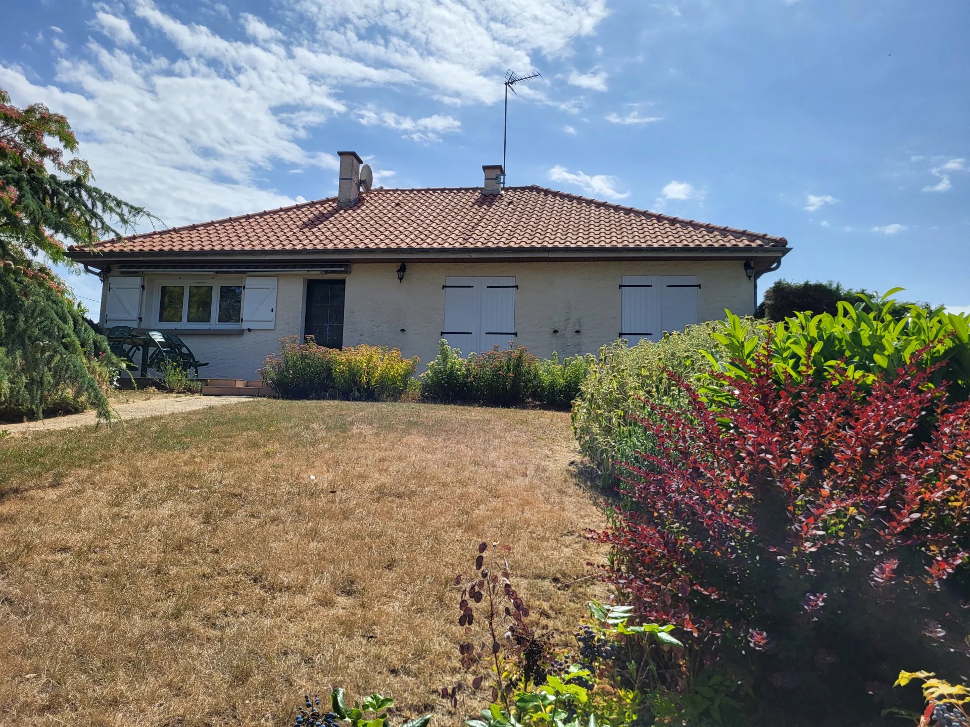Spacious bungalow with large lower level, close to Jardres, Poitou-Charentes – France – BVI81363