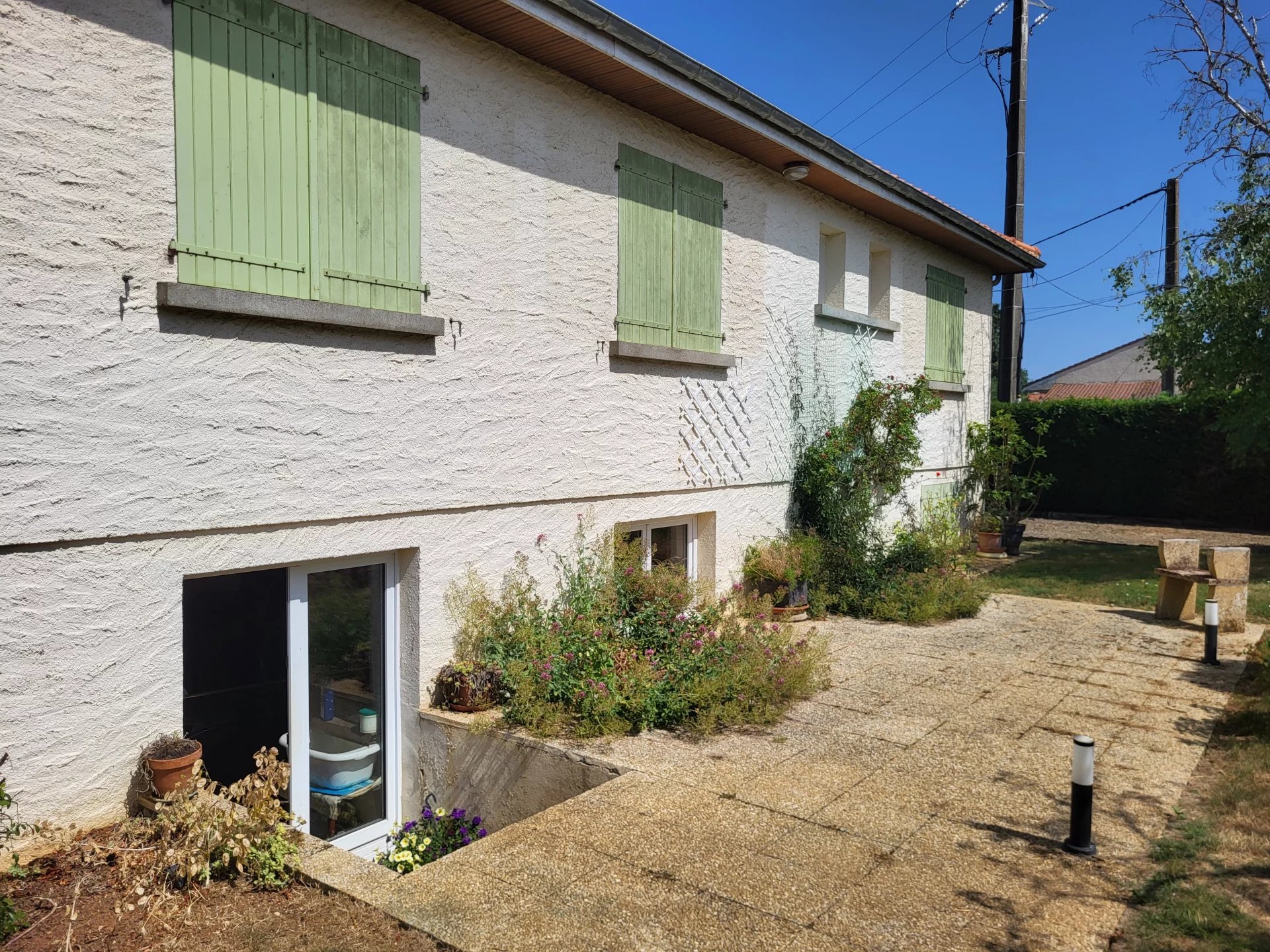 Spacious bungalow with large lower level, close to Jardres, Poitou-Charentes – France – BVI81363