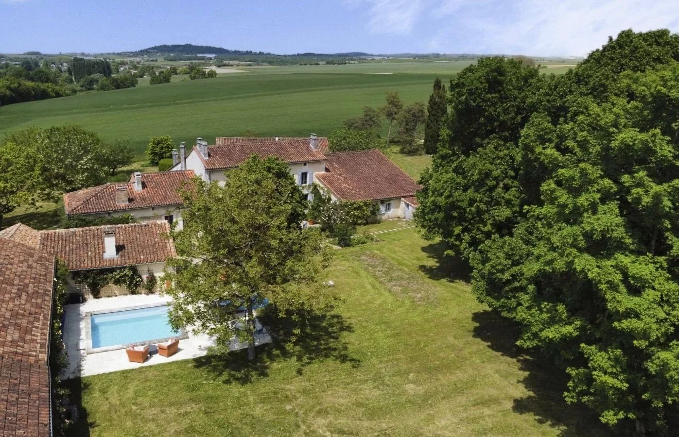 Impressive 7 bedroom stone manoir with guest house and stunning views, Poitou-Charentes – France – BVI81848