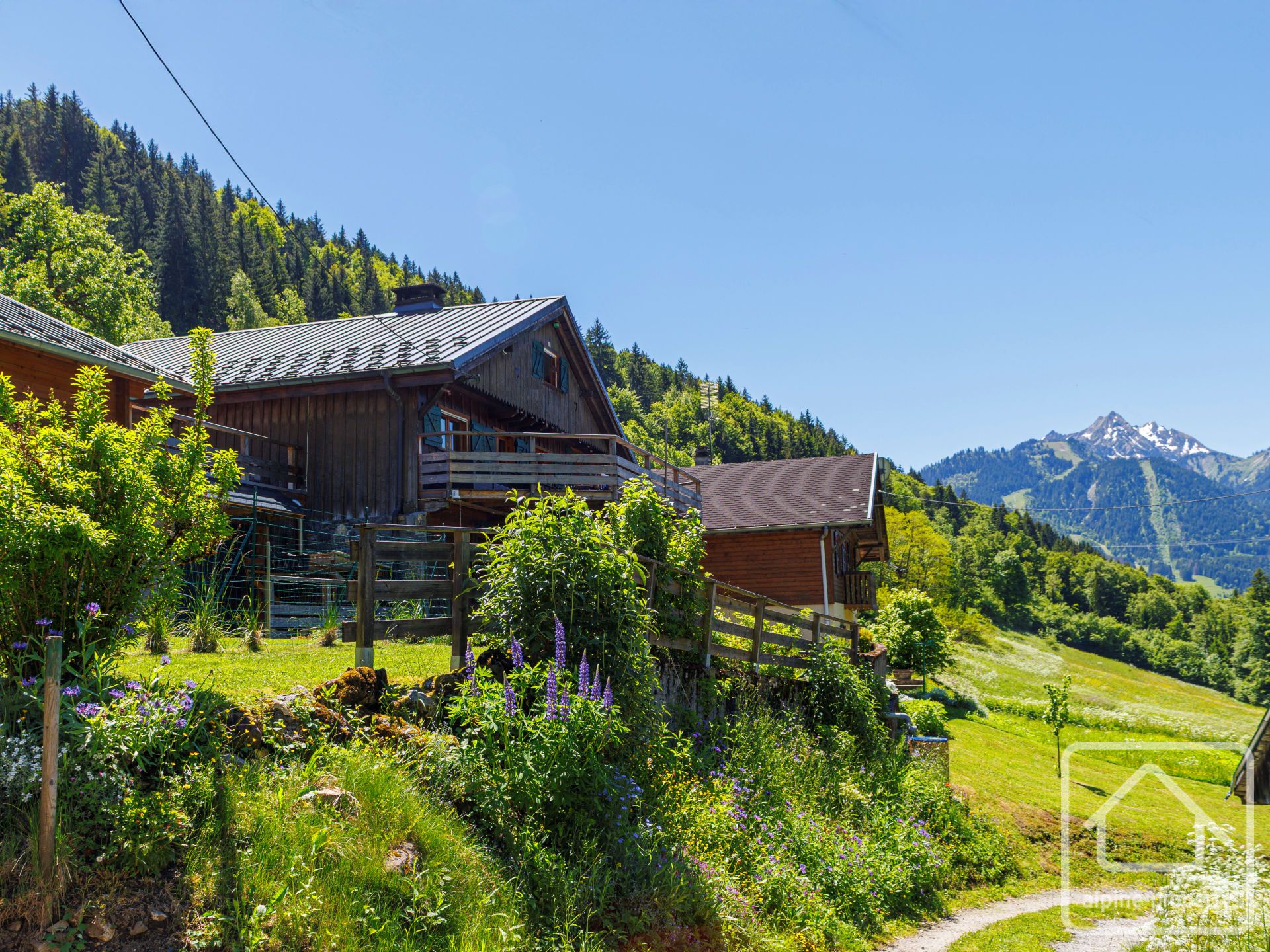 Traditional 3-bedroom Chalet With Panoramic Views, Garages And Garden – CHALETBELLECOMBESJD