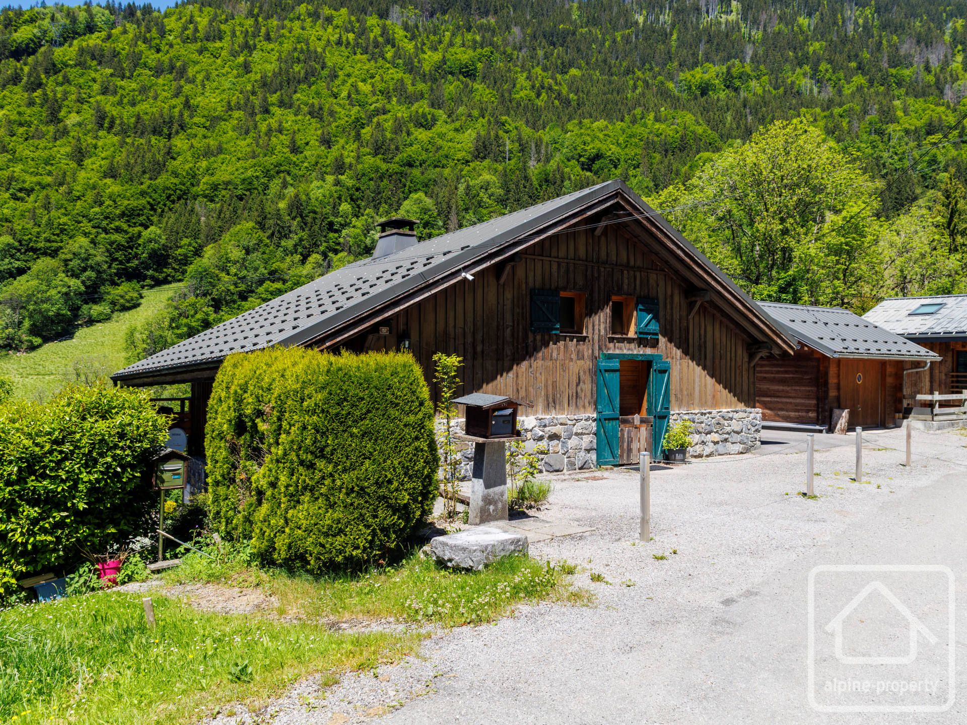 Traditional 3-bedroom Chalet With Panoramic Views, Garages And Garden – CHALETBELLECOMBESJD