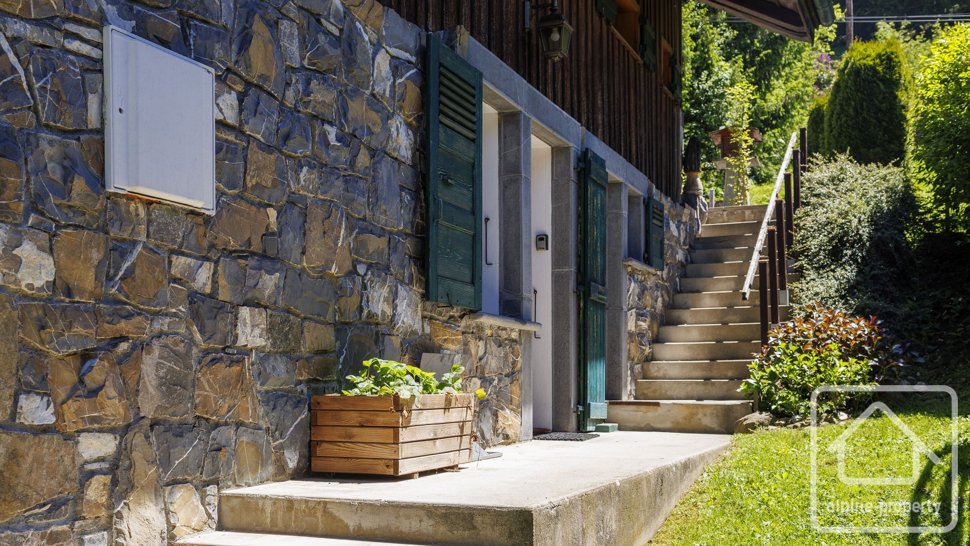 Traditional 3-bedroom Chalet With Panoramic Views, Garages And Garden – CHALETBELLECOMBESJD