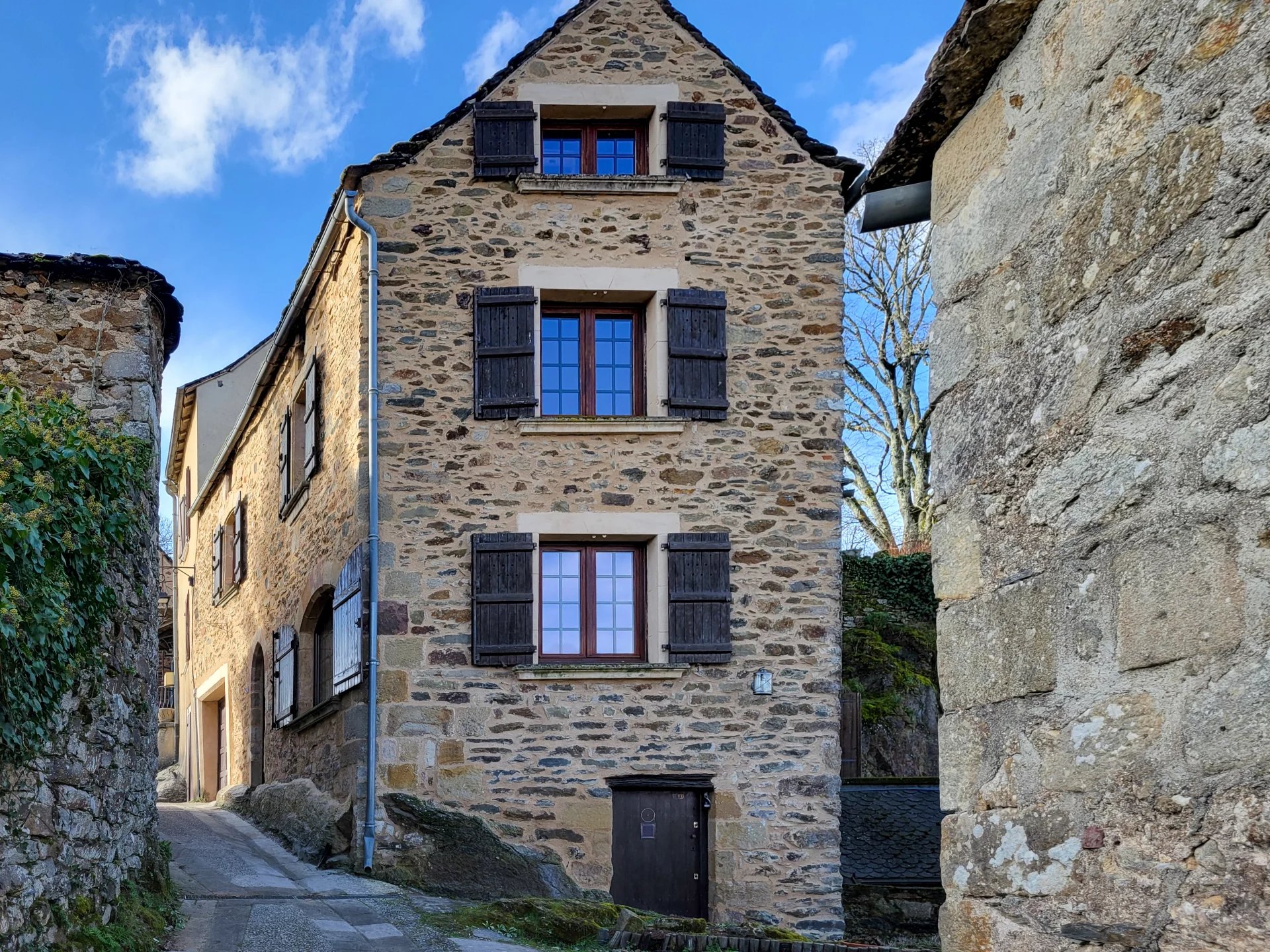 Charming Stone Property with Guest House in the Heart of Najac, Aveyron, Midi-Pyrénées – France – BVI78990