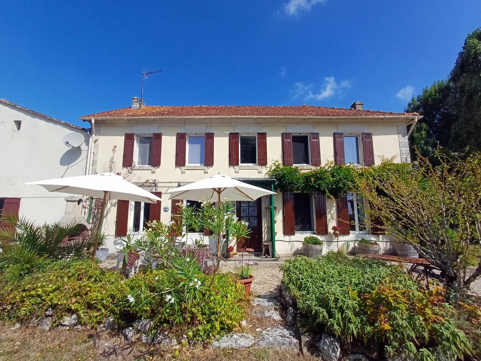 Large Charentaise Farmhouse with Stunning Views and Gîte Potential, Poitou-Charentes – France – BVI81240