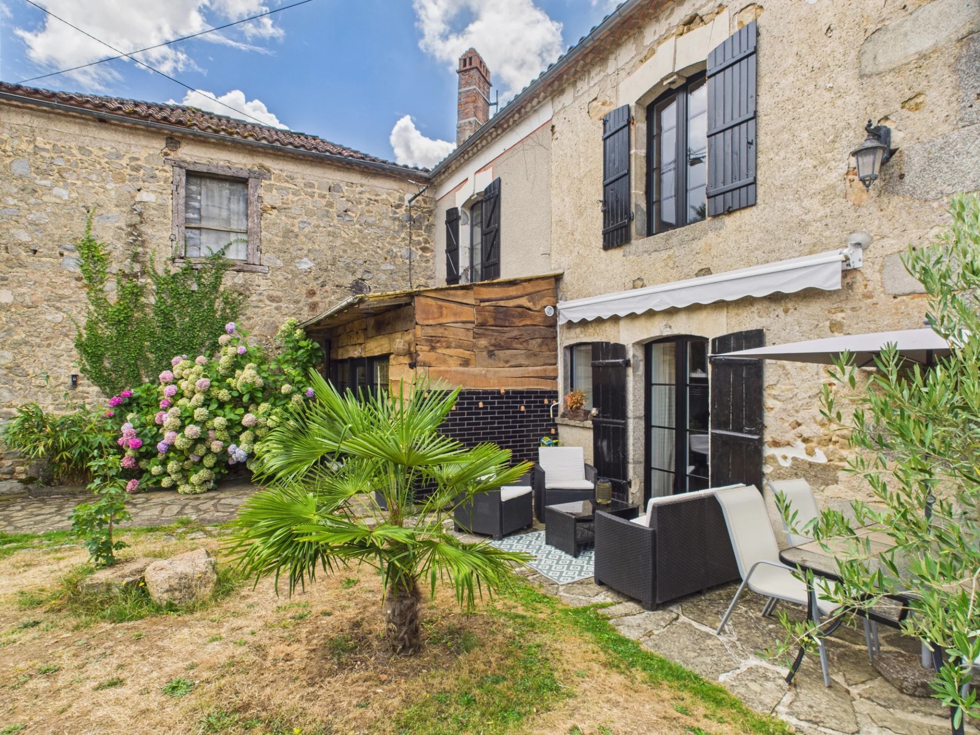 Beautiful village house close to shops, Aquitaine – France – BVI81878
