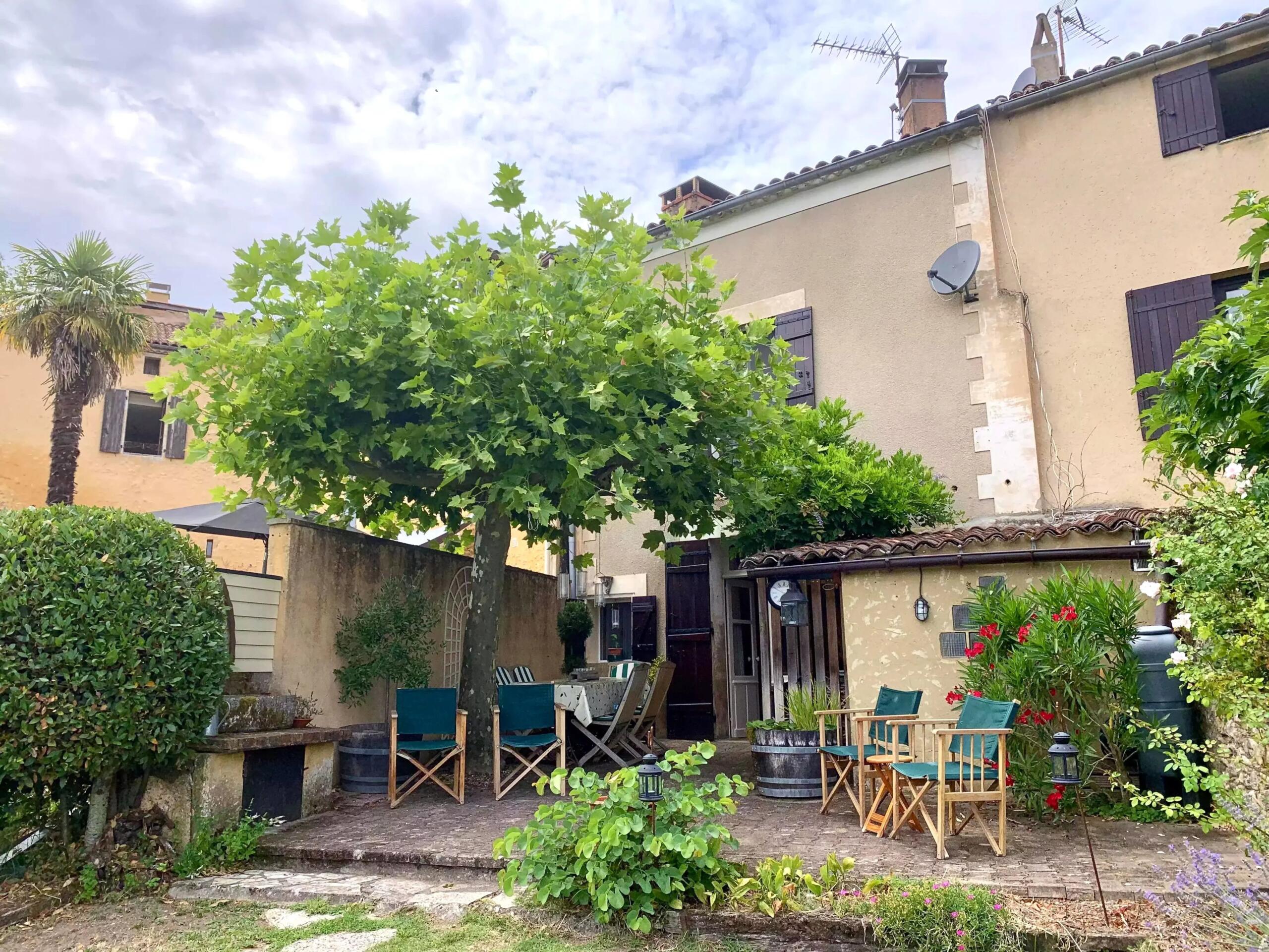 Well-presented 4-bedroom townhouse in Belvès, Aquitaine – France – BVI82055