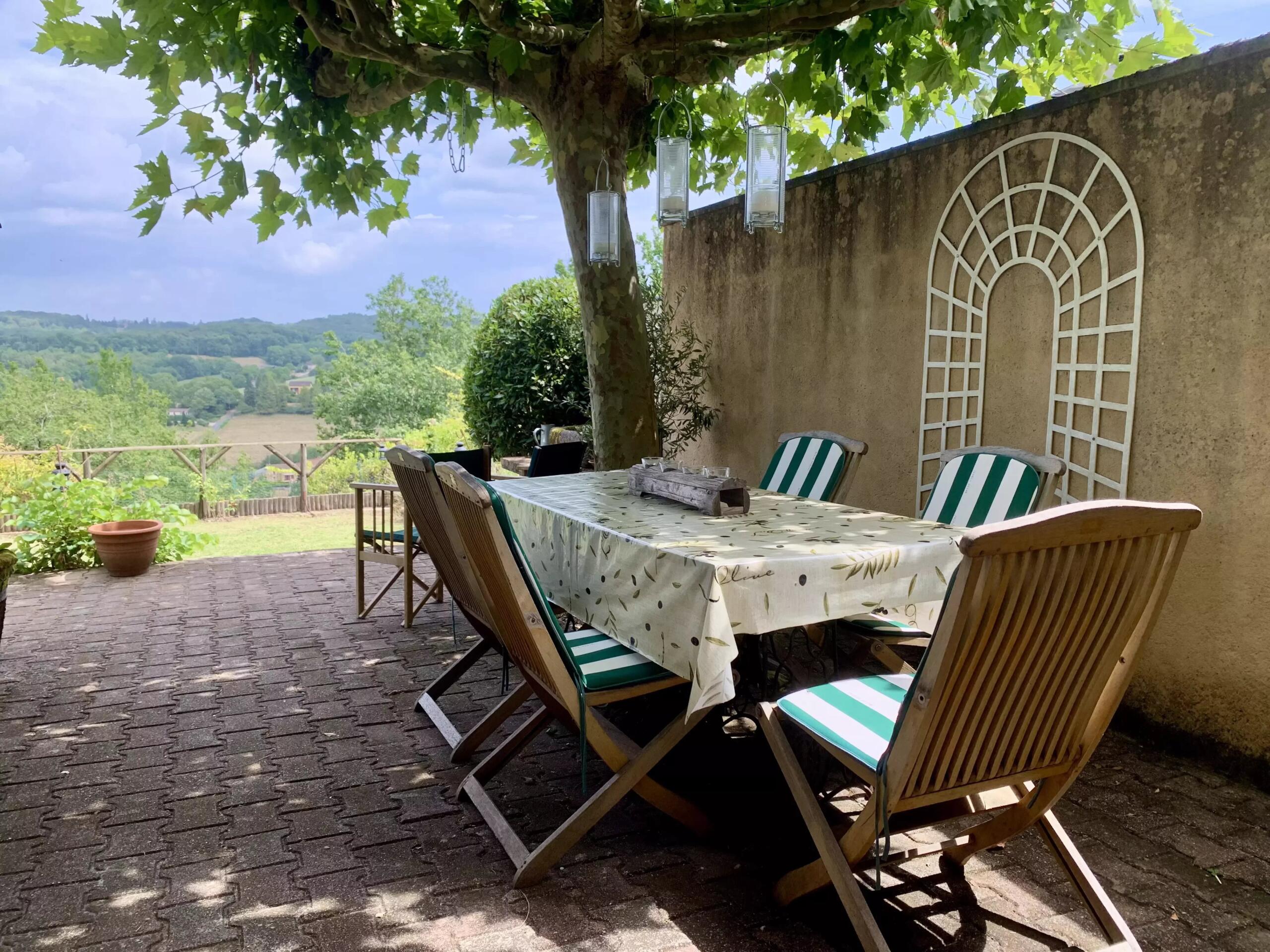 Well-presented 4-bedroom townhouse in Belvès, Aquitaine – France – BVI82055