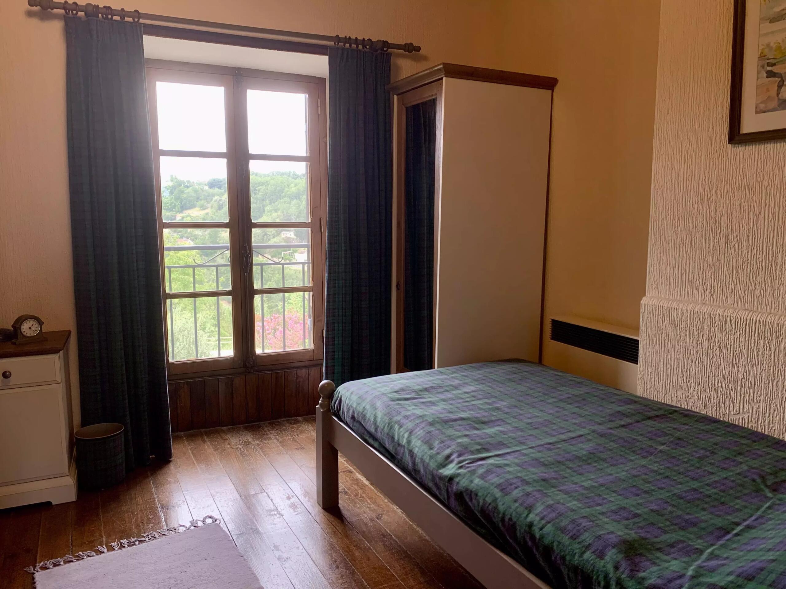 Well-presented 4-bedroom townhouse in Belvès, Aquitaine – France – BVI82055