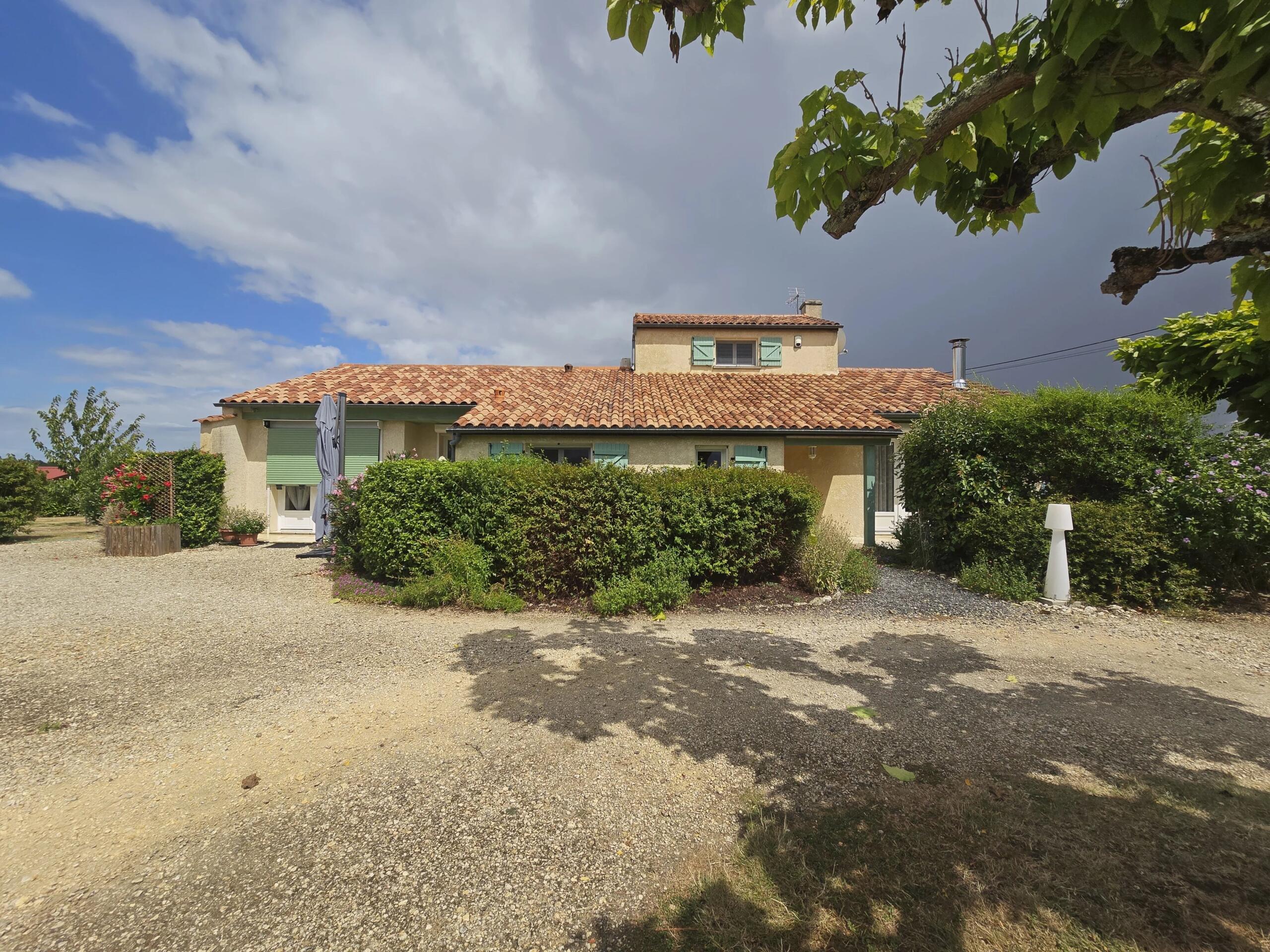 Family home with pool in a peaceful area, Aquitaine – France – BVI81882