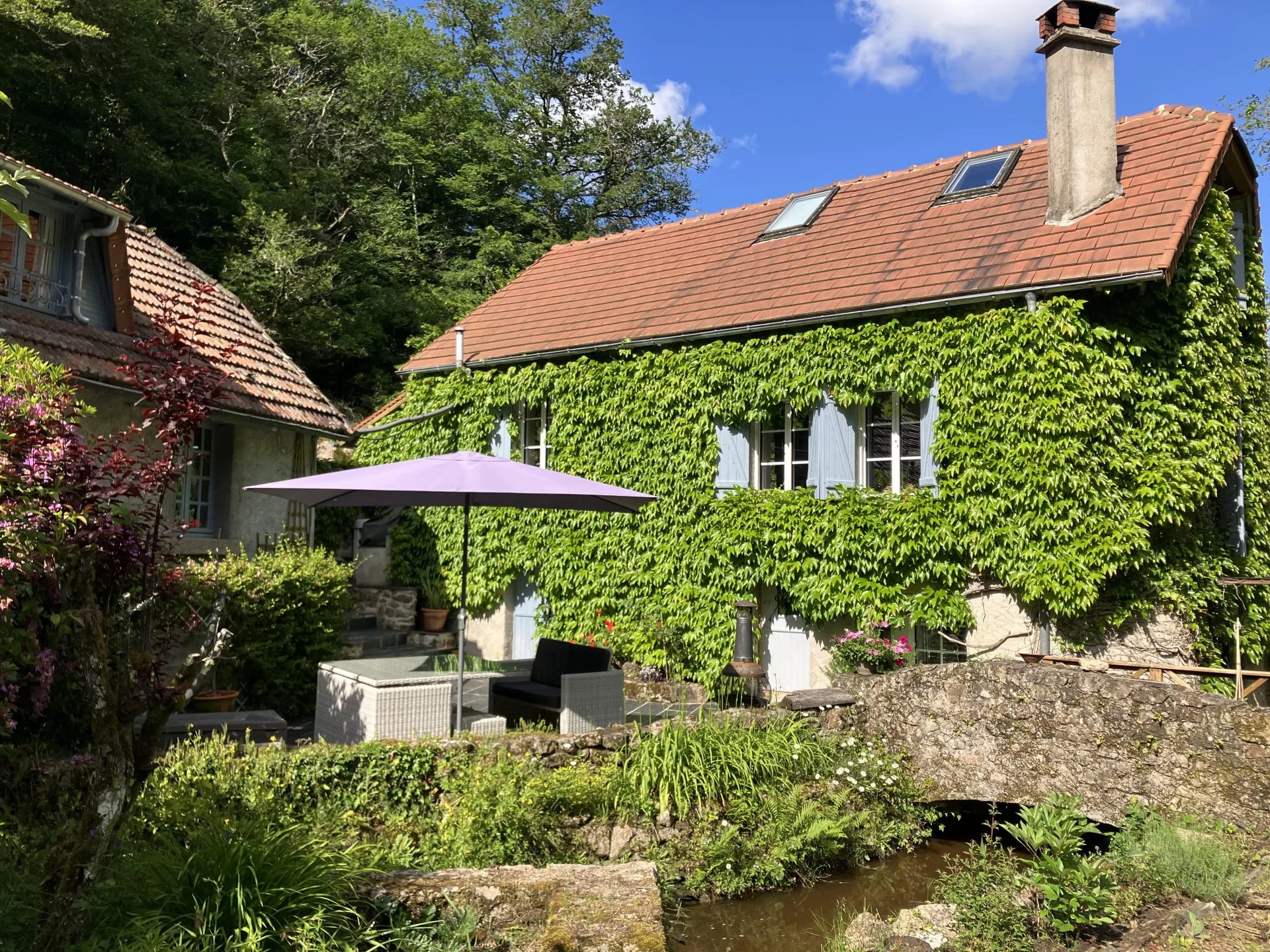 Life on the river where historic meets ultra modern, Limousin – France – BVI75391