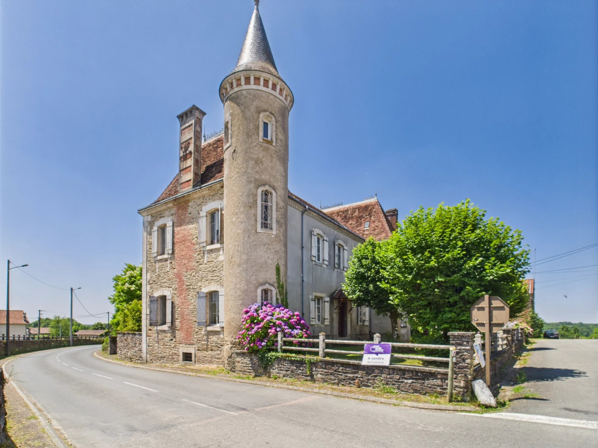 Impressive village chateau with 3 properties, barn and land to renovate, Aquitaine – France – BVI81317