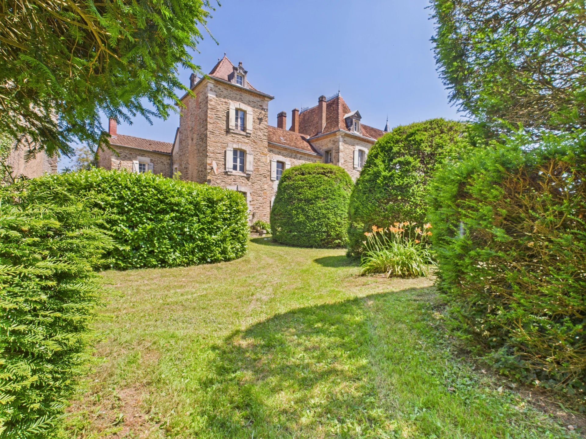 Impressive village chateau with 3 properties, barn and land to renovate, Aquitaine – France – BVI81317