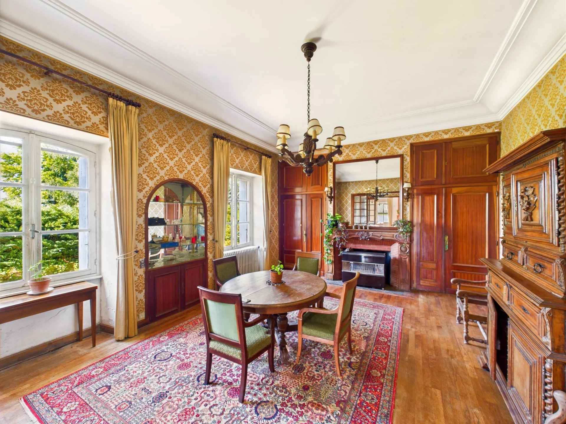 Impressive village chateau with 3 properties, barn and land to renovate, Aquitaine – France – BVI81317