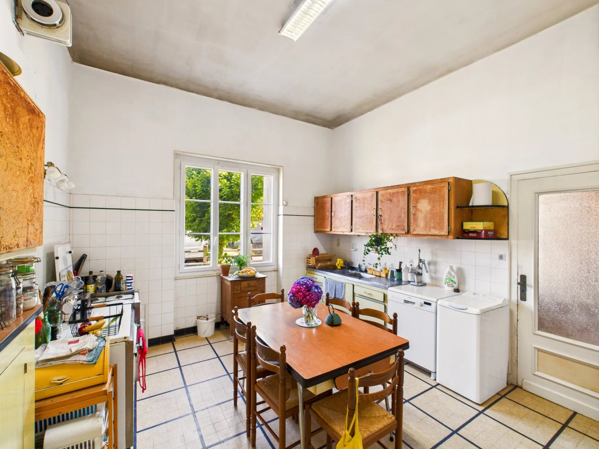 Impressive village chateau with 3 properties, barn and land to renovate, Aquitaine – France – BVI81317