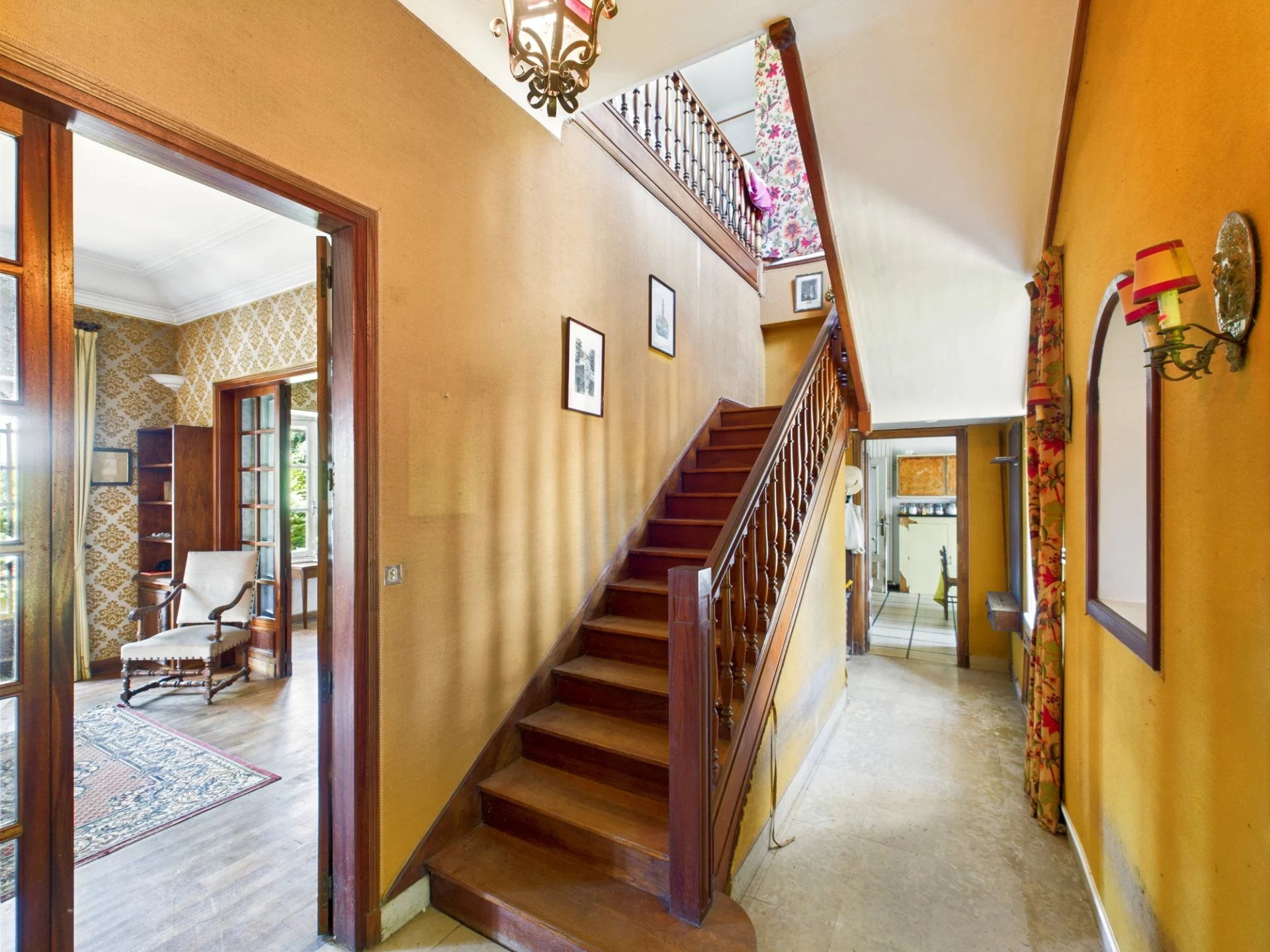 Impressive village chateau with 3 properties, barn and land to renovate, Aquitaine – France – BVI81317