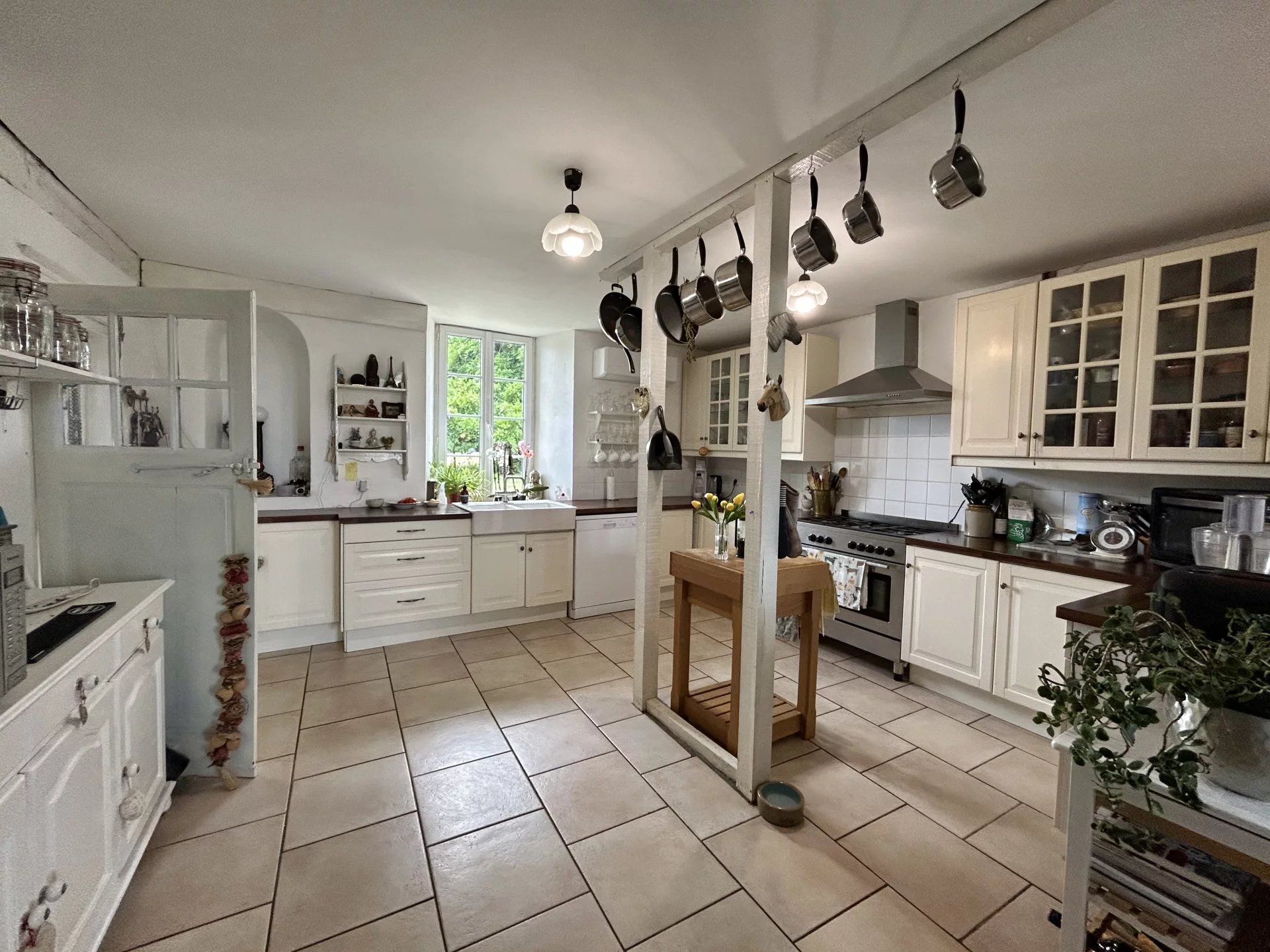 Charming 4/5-Bedroom Detached Farmhouse with 3 Hectares and Gîte Potential, Poitou-Charentes – France – BVI81689