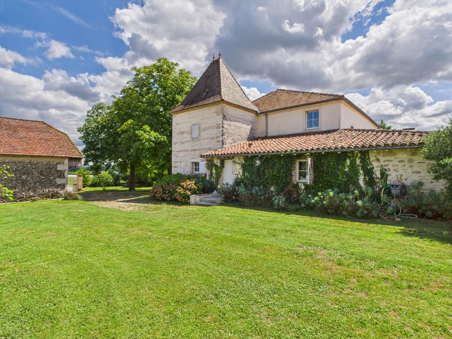 Stunning Architect-Designed Home Near the Riverside Town of Fongrave, Aquitaine – France – BVI81324