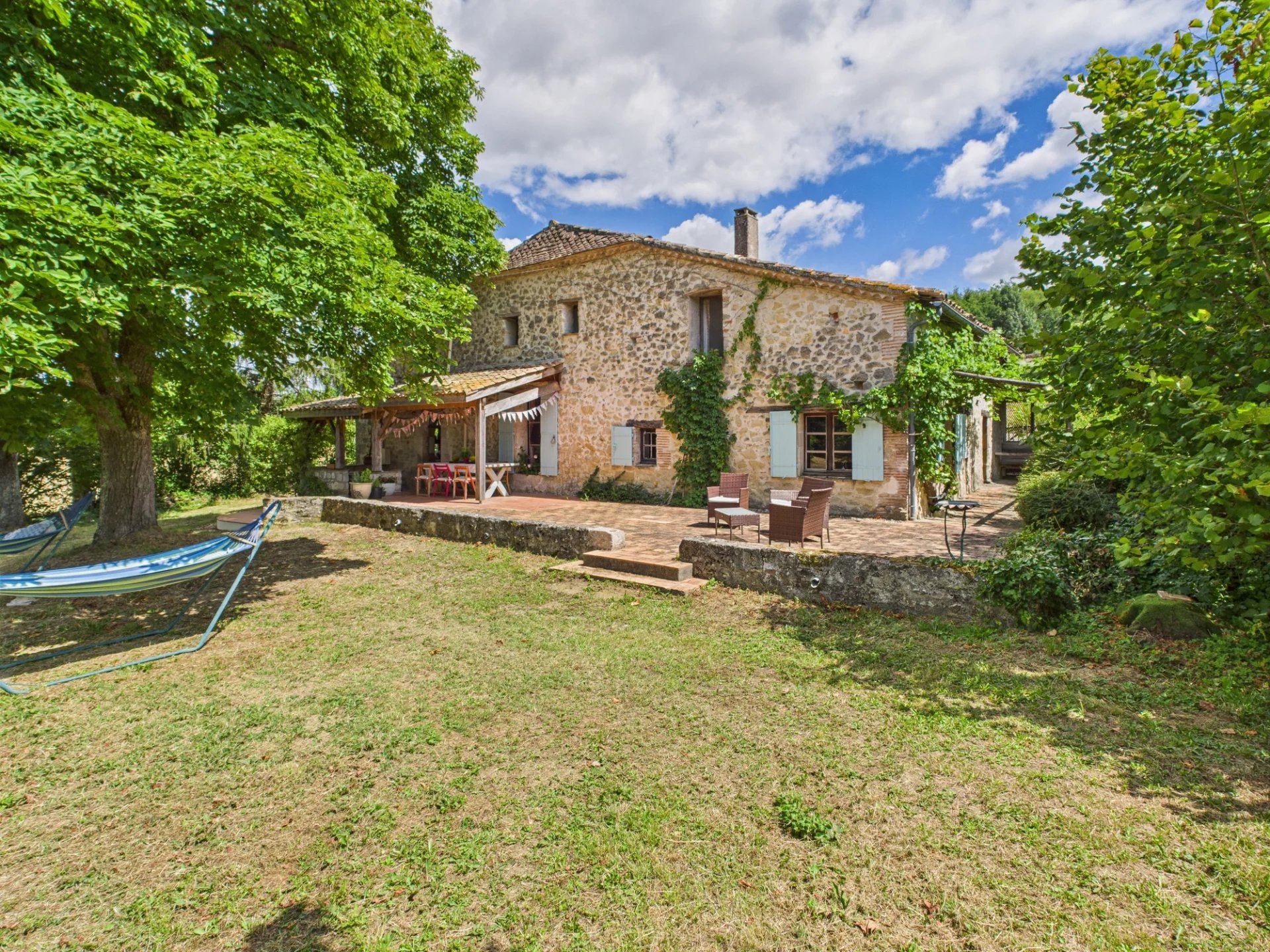 Idyllic Stone Farmhouse Amid Sunflower Fields, Aquitaine – France – BVI80786