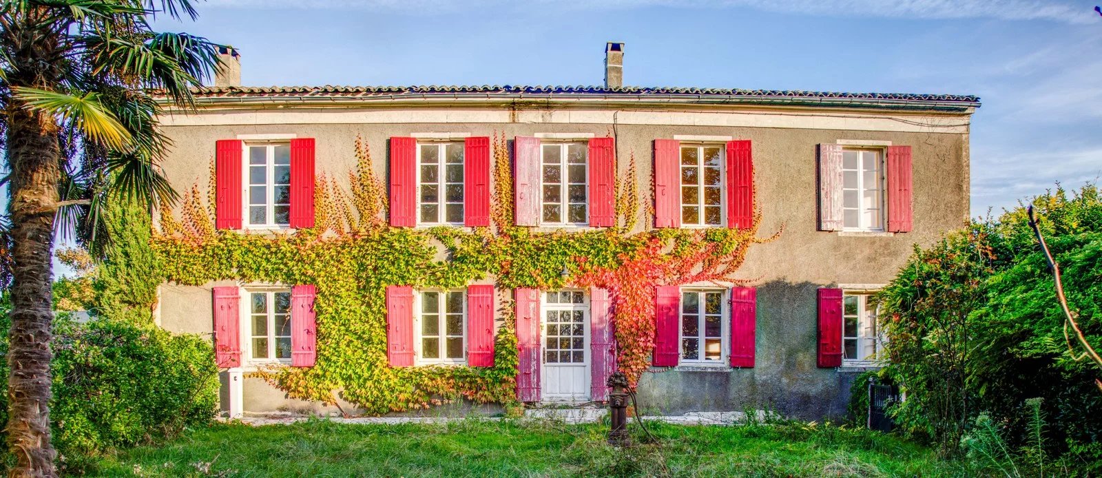 Imposing Manor House with Pool and Glorious garden – Close to the Coast, Poitou-Charentes – France – BVI80324