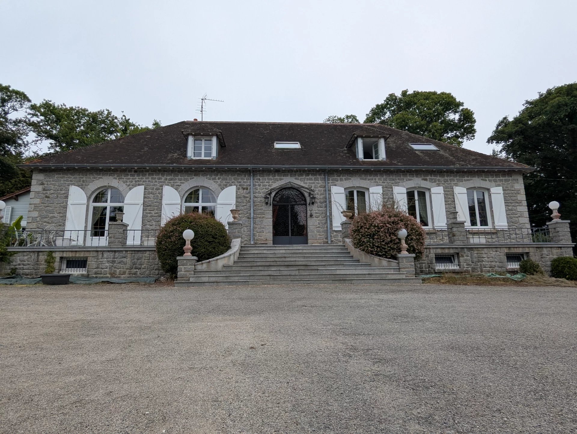 Stunning family property in private grounds close to La Souterraine, Limousin – France – BVI82259
