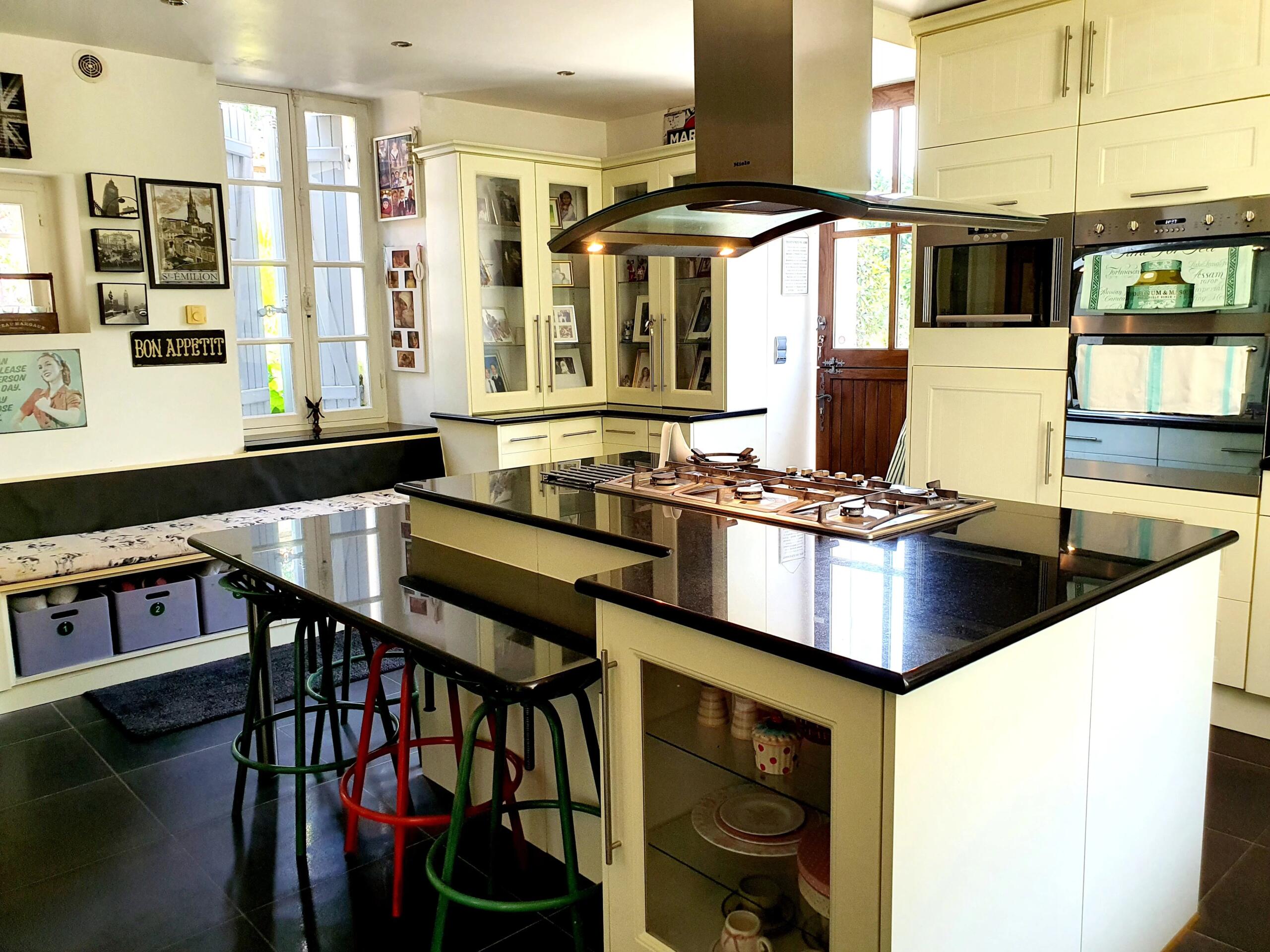 Beautiful 6/7 bedroom home with pool and guest apartment, Aquitaine – France – BVI81682