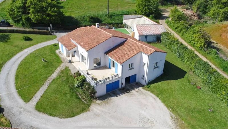 Modern house and Equestrian Centre on 20 Hectares of Land, Poitou-Charentes – France – BVI82052
