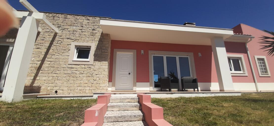 Single storey 3 bedroom villa with pool near Caldas da Rainha