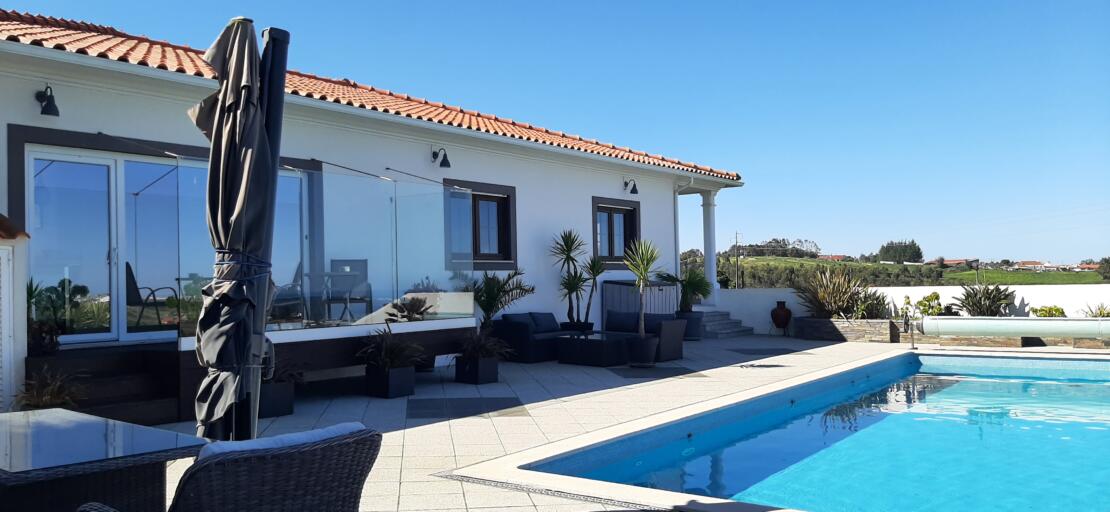 Magnificent 5 bedroom villa with outstanding views over the countryside to the sea. Alcobaça