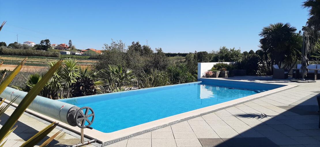 Magnificent 5 bedroom villa with outstanding views over the countryside to the sea. Alcobaça