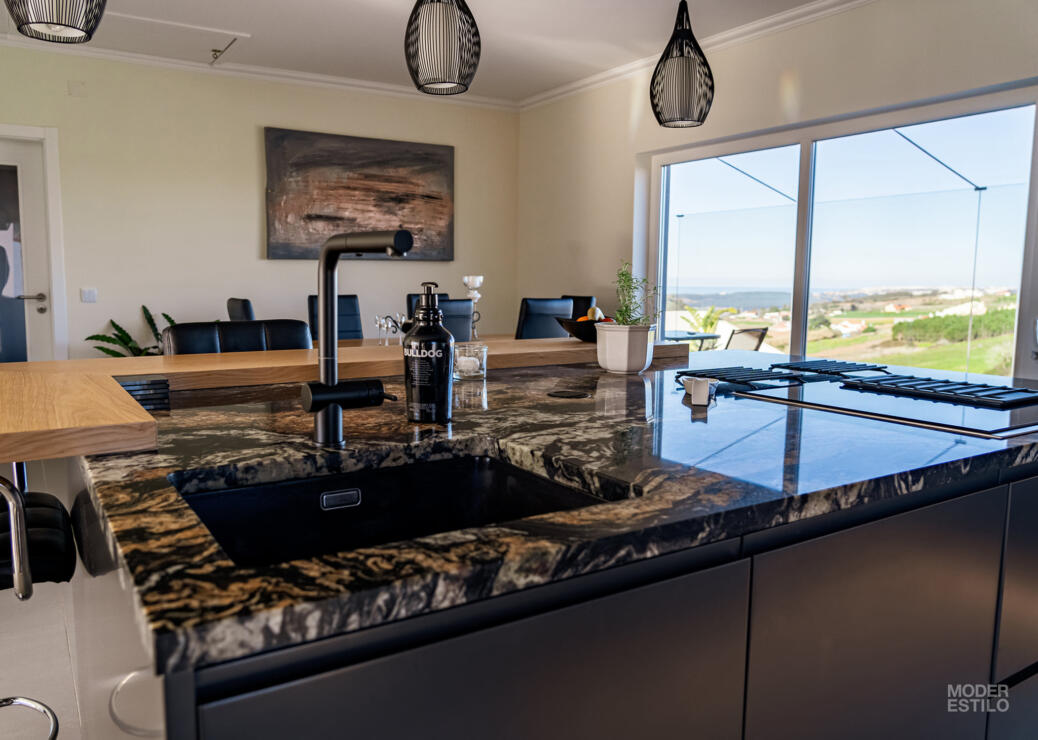 Magnificent 5 bedroom villa with outstanding views over the countryside to the sea. Alcobaça