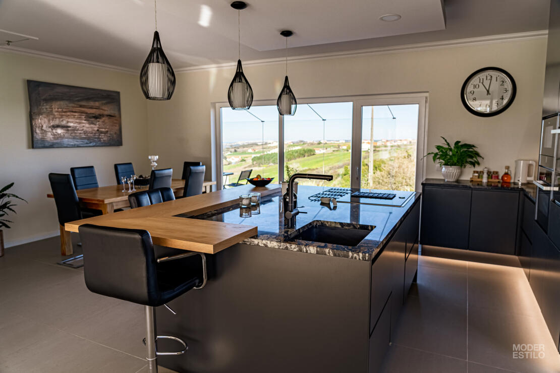 Magnificent 5 bedroom villa with outstanding views over the countryside to the sea. Alcobaça