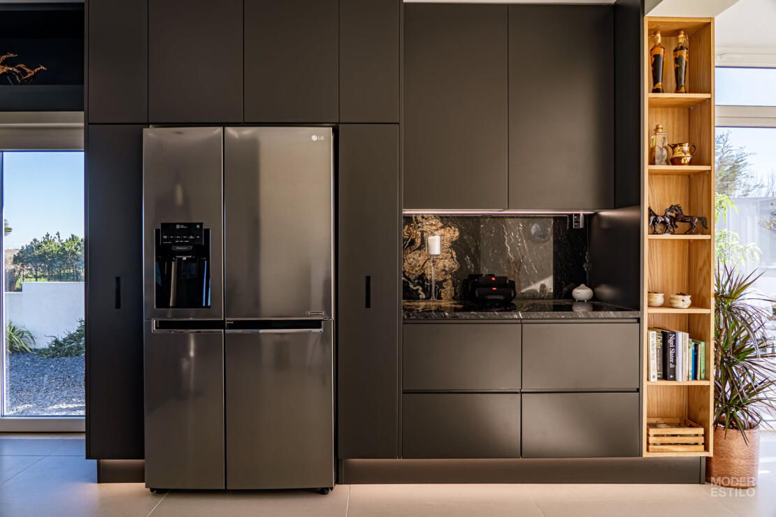 Magnificent 5 bedroom villa with outstanding views over the countryside to the sea. Alcobaça