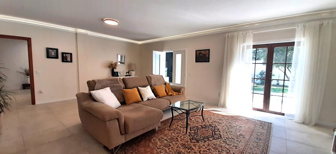 Magnificent 5 bedroom villa with outstanding views over the countryside to the sea. Alcobaça