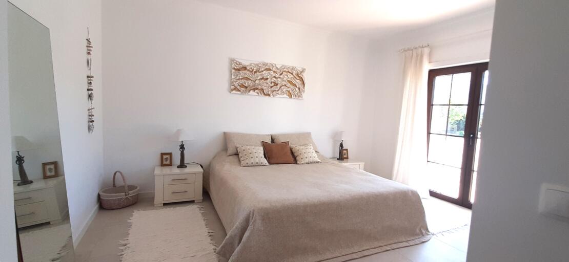 Magnificent 5 bedroom villa with outstanding views over the countryside to the sea. Alcobaça