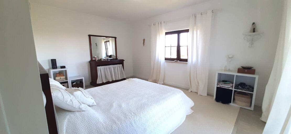 Magnificent 5 bedroom villa with outstanding views over the countryside to the sea. Alcobaça