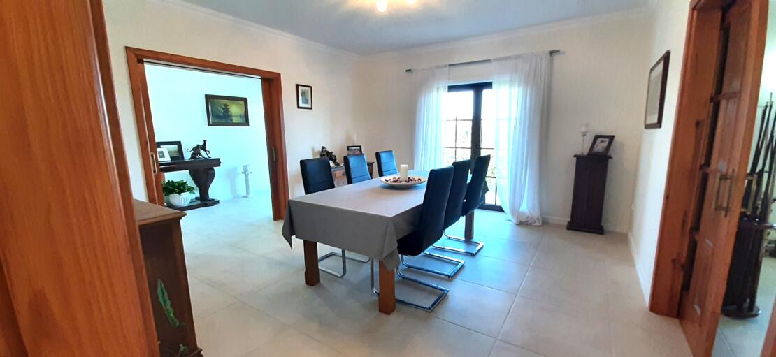 Magnificent 5 bedroom villa with outstanding views over the countryside to the sea. Alcobaça