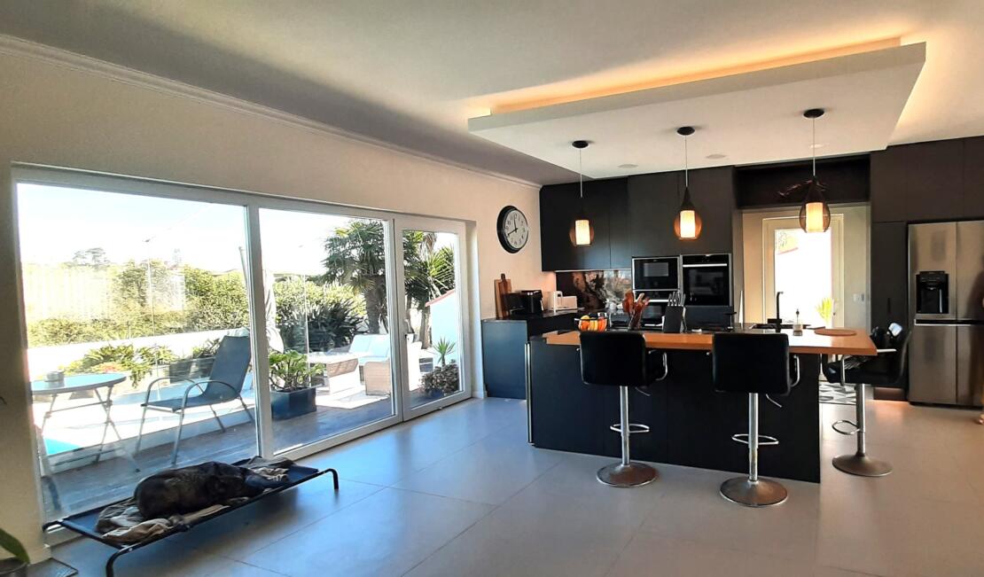 Magnificent 5 bedroom villa with outstanding views over the countryside to the sea. Alcobaça