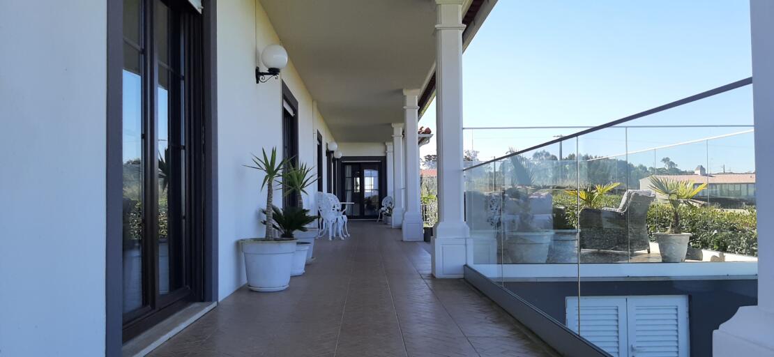 Magnificent 5 bedroom villa with outstanding views over the countryside to the sea. Alcobaça