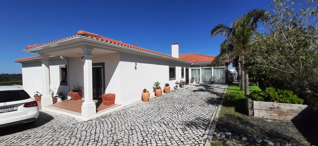 Magnificent 5 bedroom villa with outstanding views over the countryside to the sea. Alcobaça