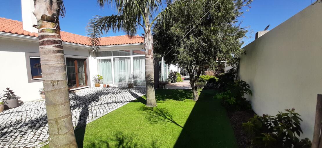Magnificent 5 bedroom villa with outstanding views over the countryside to the sea. Alcobaça