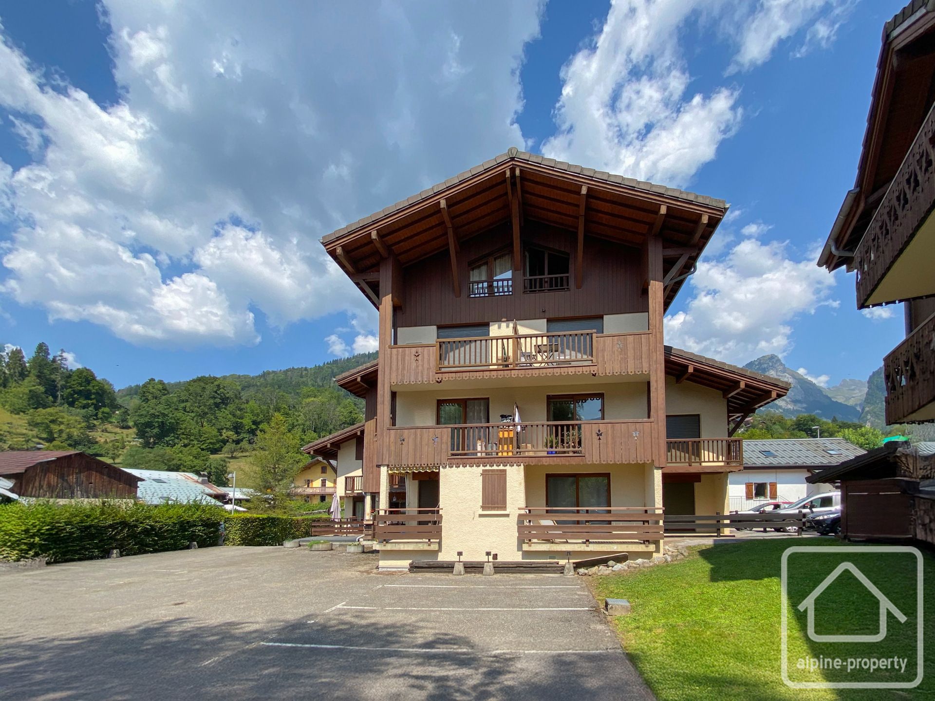 Sunny 2 Bedroom Duplex In Samoëns Centre With South-facing Balcony, Renovated Shower Room, Upgraded Electrics, A Cellar & Outdoor Parking. – APPTFRUITIERE