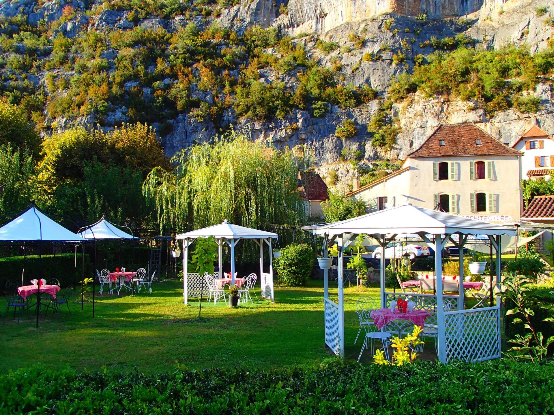 Bar-restaurant with self-contained apartments in very popular area of the Lot, Midi-Pyrénées – France – BVI76657