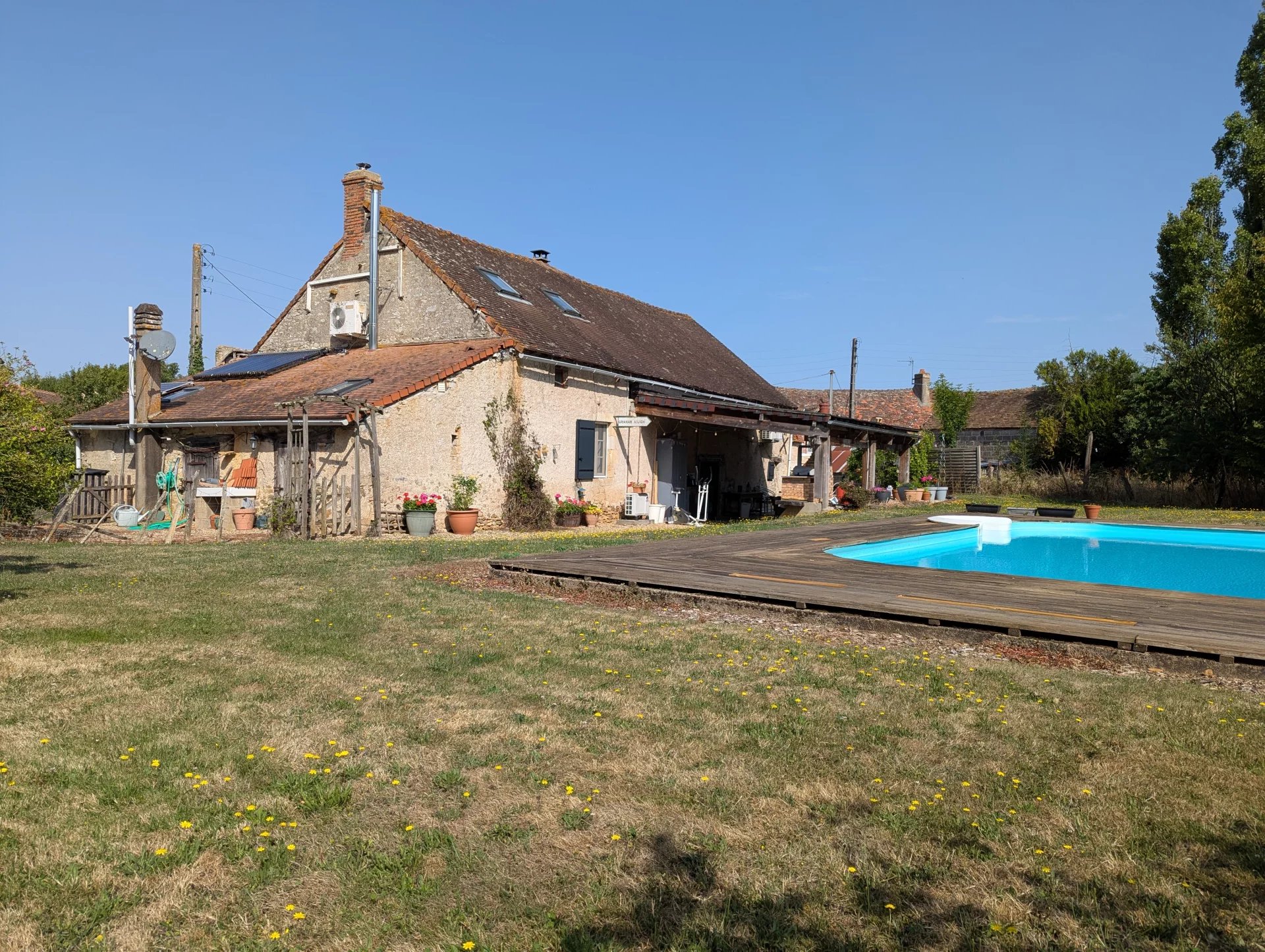 Delightful character property with pool in the Vienne, Poitou-Charentes – France – BVI81795