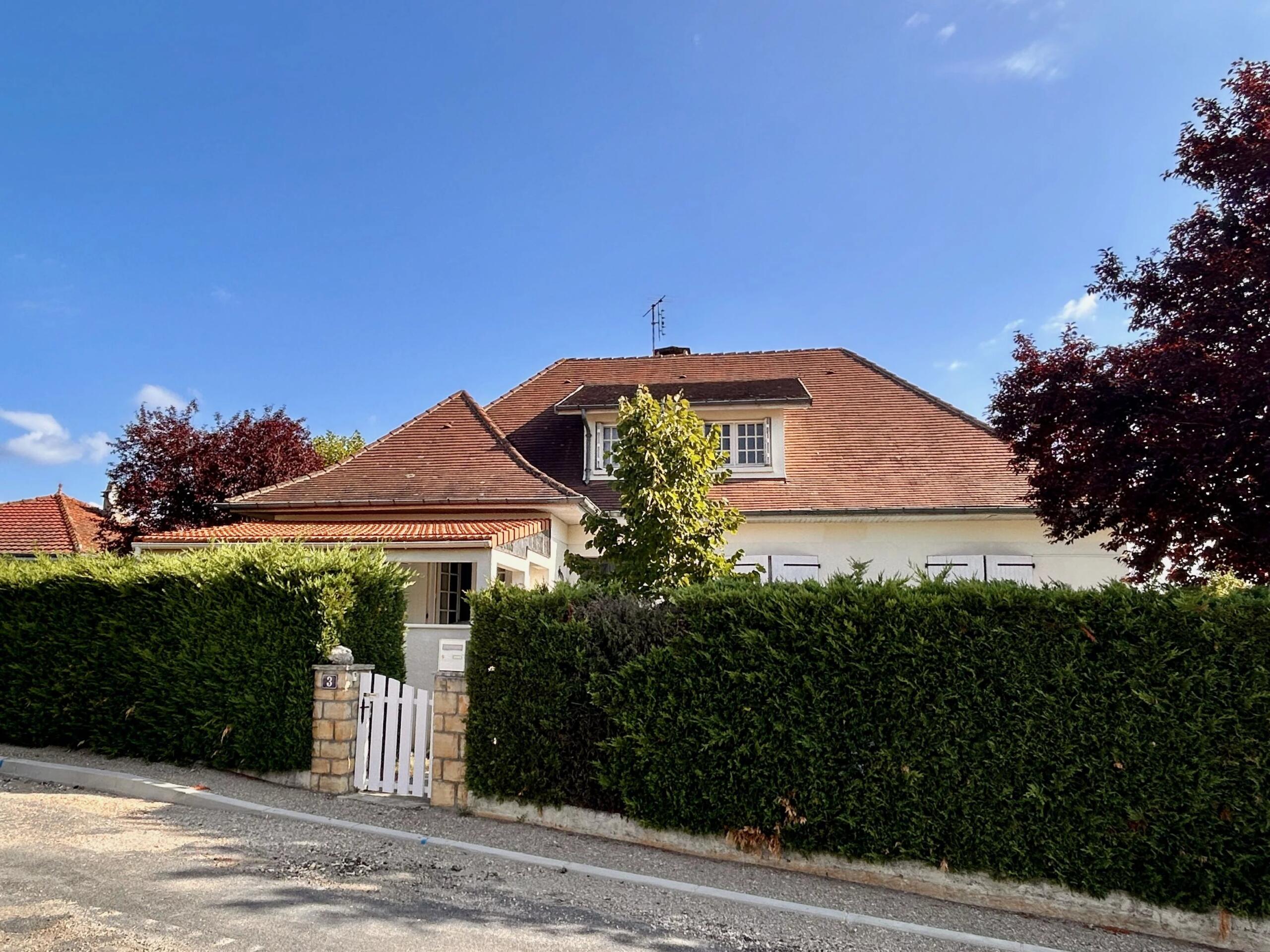 Substantial house with views of medieval Gourdon, Occitanie – France – BVI82067
