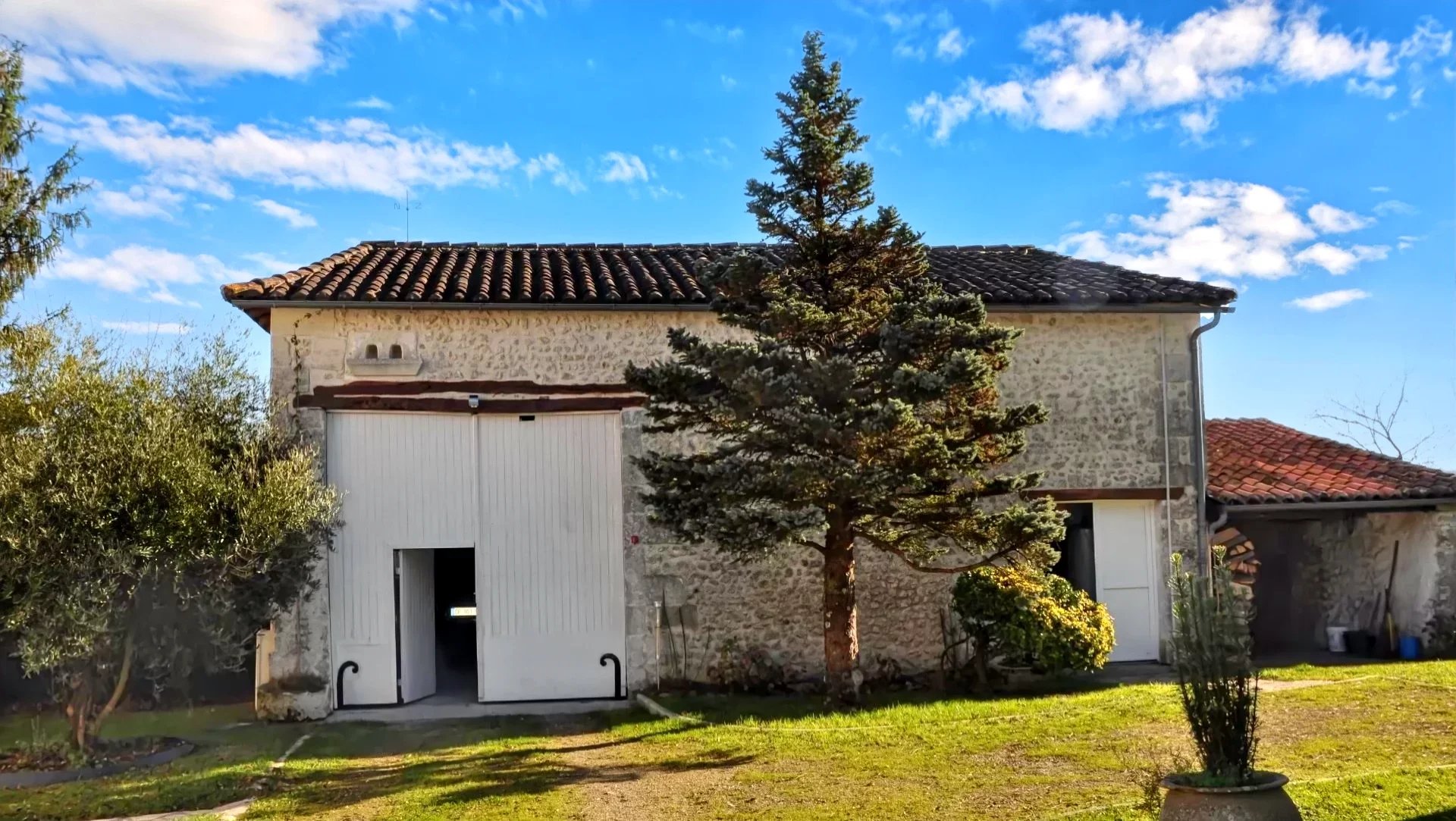 Longère  de180 m² – 3 bedrooms – 1410 m² land, Poitou-Charentes – France – BVI78549