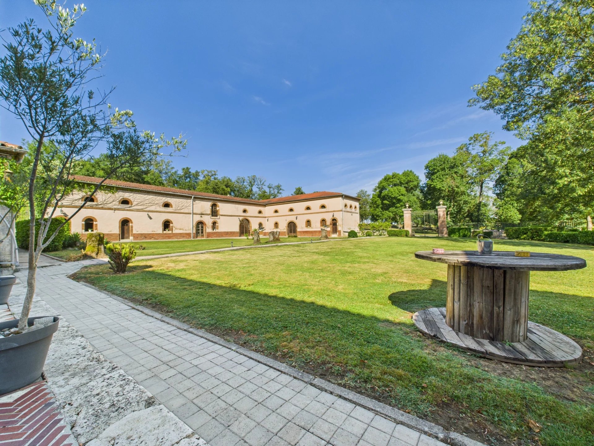 Exceptional Château – Ready to Live, Full of Potential, Midi-Pyrénées – France – BVI79837