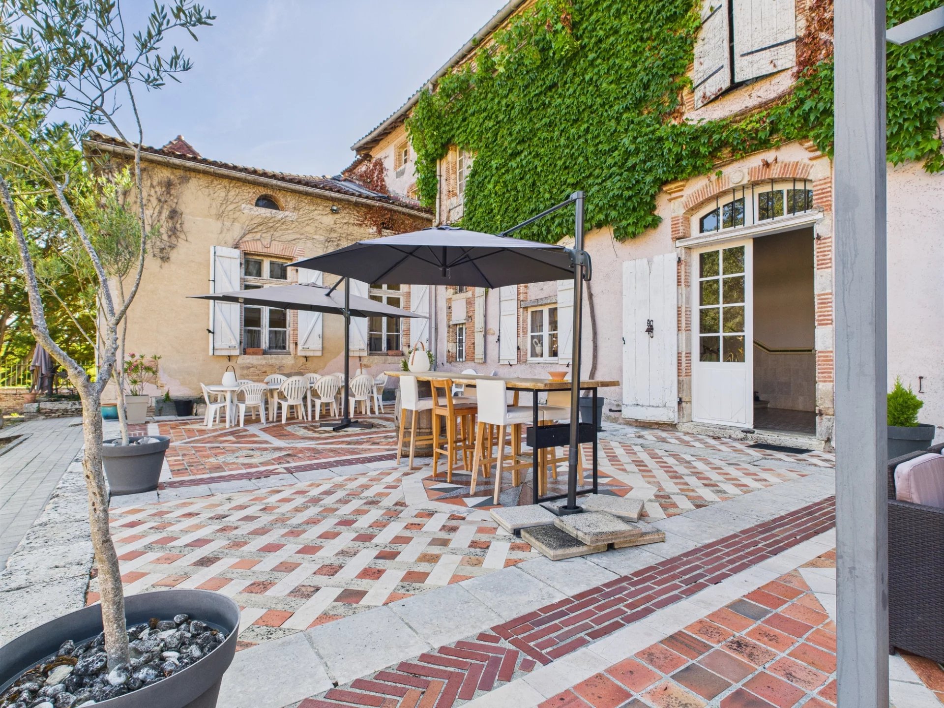 Exceptional Château – Ready to Live, Full of Potential, Midi-Pyrénées – France – BVI79837