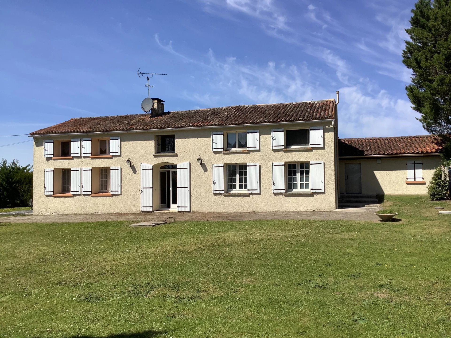 Spacious country house with pool near Cognac, Poitou-Charentes – France – BVI66195