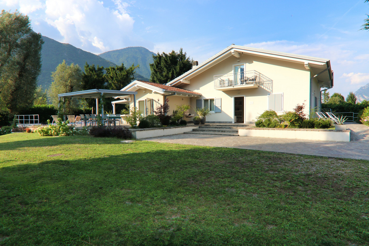 Bagolino, Ponte Caffaro, the villa, the swimming pool and the lake – V003212
