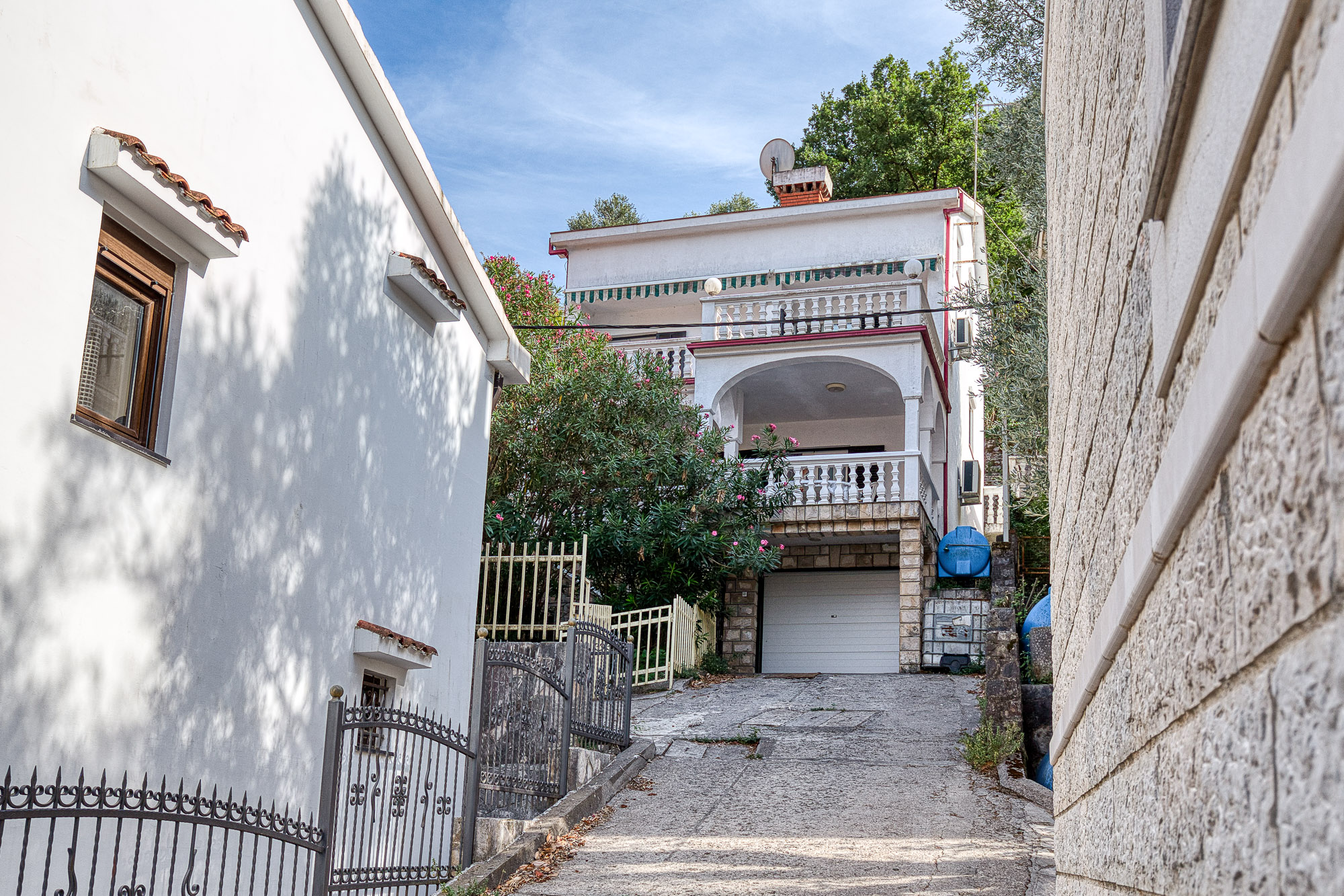 6 bedroom House in Stoliv, Montenegro – CMM53152